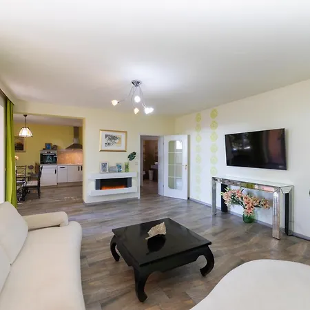 Apartmant With Pool 8 شقة Kaštela