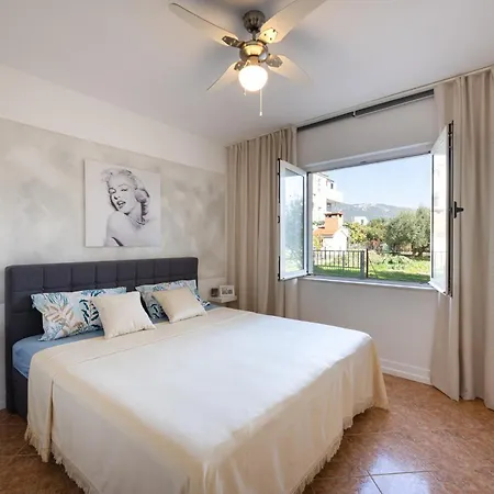 Apartmant With Pool 8 شقة Kaštela
