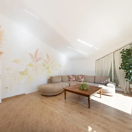 Apartmant With Pool 8 *